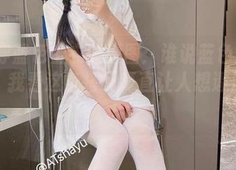 AT鲨穿蓝色上衣的原图：谁说蓝色只适合天空，我看这身搭配简直让人想遨游大海！