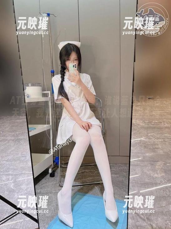 AT鲨穿蓝色上衣的原图：谁说蓝色只适合天空，我看这身搭配简直让人想遨游大海！