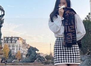 微密圈 – 私房写真小心翼翼，July芝岚的反差御姐风情别样斑斓。