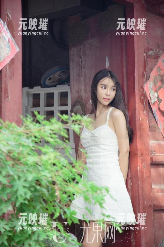 UGirls尤果网 - 艾霓莎：厨娘与高清幽默资源的完美搭配，快来围观！