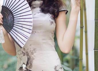 YouMi尤蜜荟 – 跟着菲儿beauty的白裙私拍图集，一起领略夏日的慵懒风情吧！