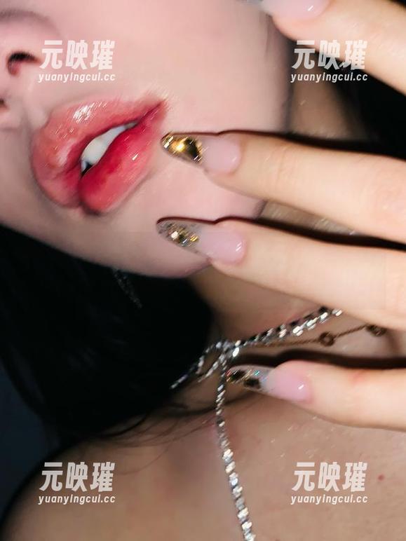 微密圈 - 作品中的不爱笑的赛琳，极致性感好像不太好意思瞧