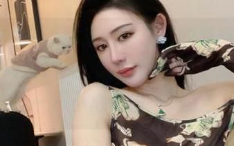 微密圈 – 最新图集：不爱笑的赛琳穿上了皮衣，简直就是“财经短视频”里的高管，一不小心就被迷到了！