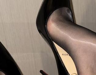 微密圈 – 美足全集来袭：保守的二舅妈的写真能否撼动你的感官？