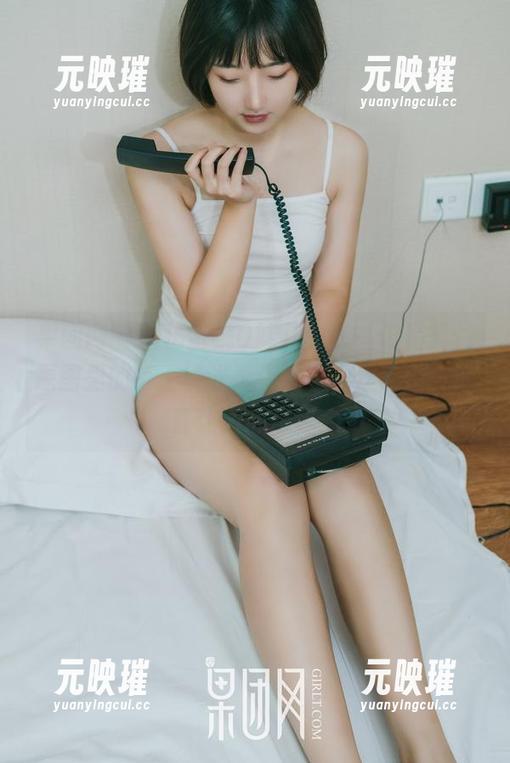 果团网 - 揭秘蜜桃Q妹儿的秘书作品集：原图里的每一缕光影都透着一丝狡黠，简直让人心痒痒。