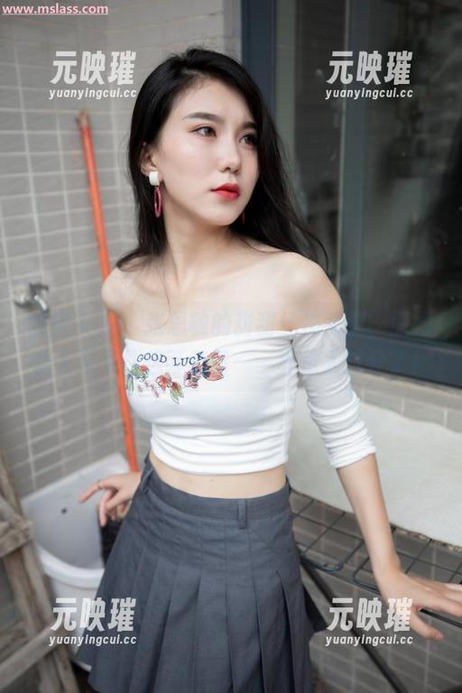梦丝女神 - 张思敏的甜甜丝袜美腿，原图让人忍不住想盯着看——真是太过分了！
