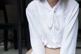 梦丝女神 – 她的袜子薄薄的，写真集却厚实得很，晓晓的魅力等你下载！