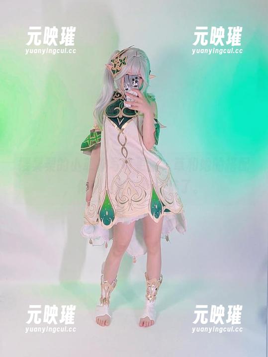 樱梨梨的小草神写真更新，草和她的搭配，似乎是被随意挑选了。