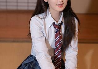 秀人网 – 李七喜最新写真集——居家系列，一起看看她是如何把洗衣服变成时尚秀的！