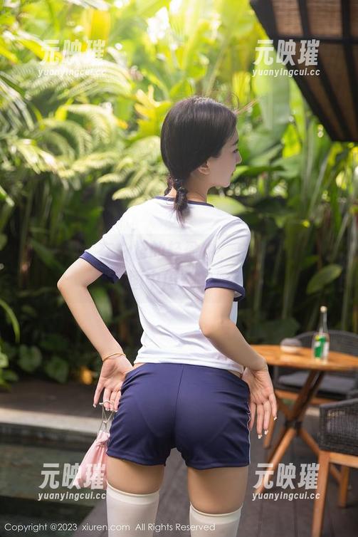 秀人网-白微Sera 秀人网 - 在白裙的轻盈中,白微Sera写真原图中闪烁的隐秘感