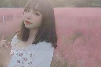 穆零Mu0的最新棉袜大揭秘：到底是袜子好看，还是她更迷人？