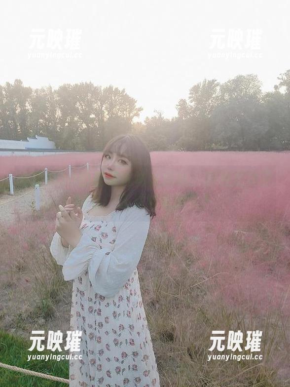 穆零Mu0的最新棉袜大揭秘：到底是袜子好看，还是她更迷人？
