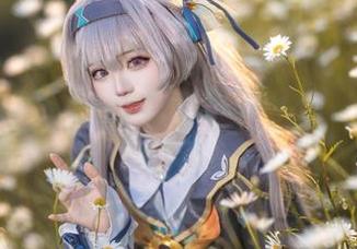 原图中的花柒Hana，独角兽的清凉阅读时光，充满了奇遇和暗示，喔，你懂的。
