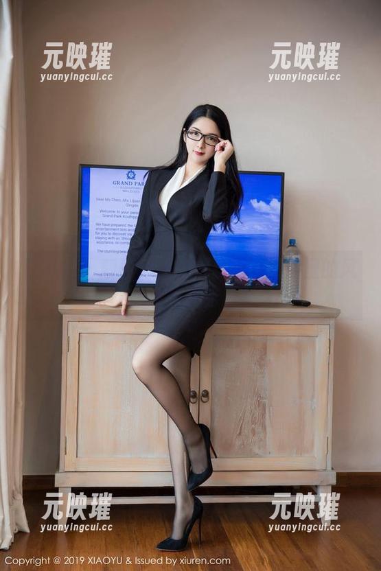 语画界 - 靓丽户外车模言沫：照片里的风吹动了我的心...