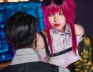 看阿九从不咕咕的‘甘雨’写真，心情像是在春雨里漫步，结果被淋得透湿…