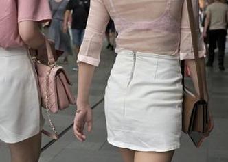 赶紧瞧！魔镜街拍的原图，热裤美女们，你们的自信真是耀眼。