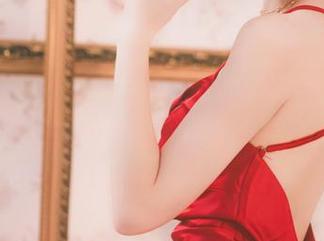 鹿八岁baby和她的红色私拍：夏天的阳光都嫉妒她！
